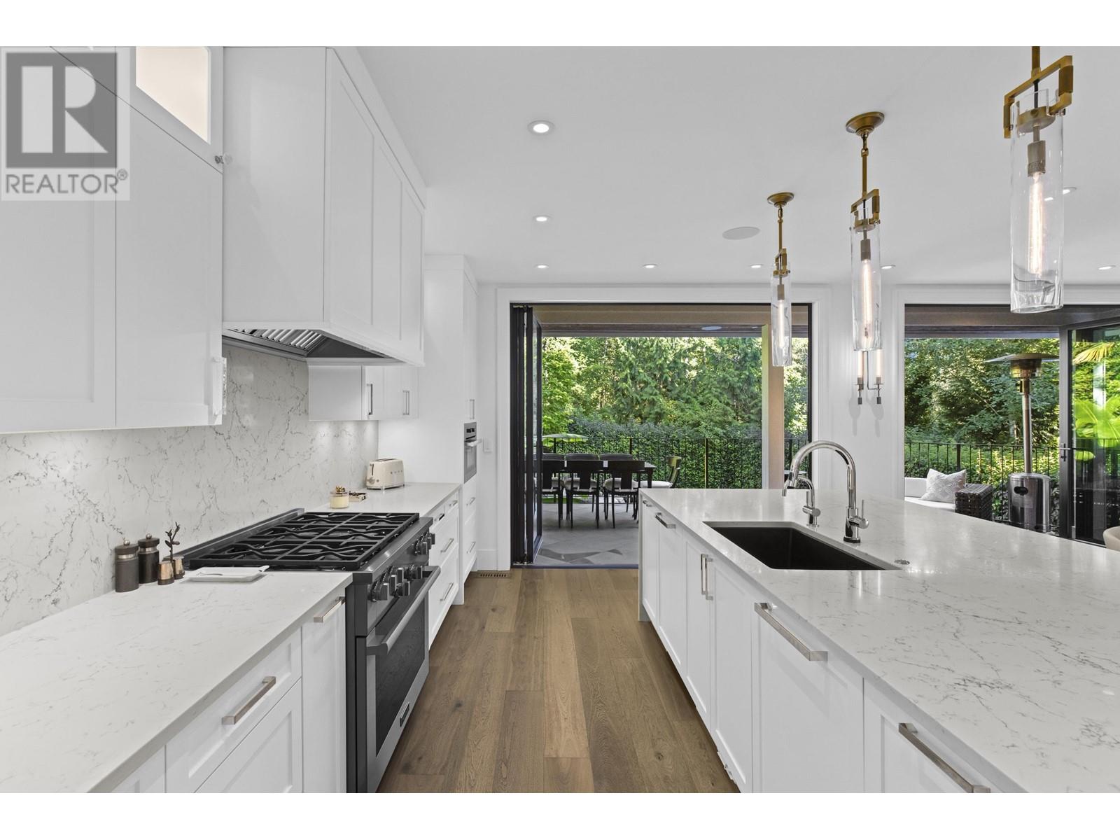 5721 Westport Court, West Vancouver, British Columbia  V7W 2X9 - Photo 14 - R2825048