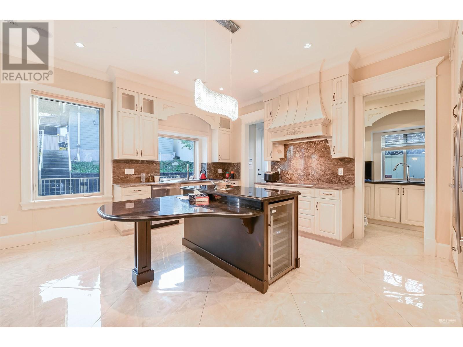 4822 Bond Street, Burnaby, British Columbia  V5H 1H1 - Photo 6 - R2825057