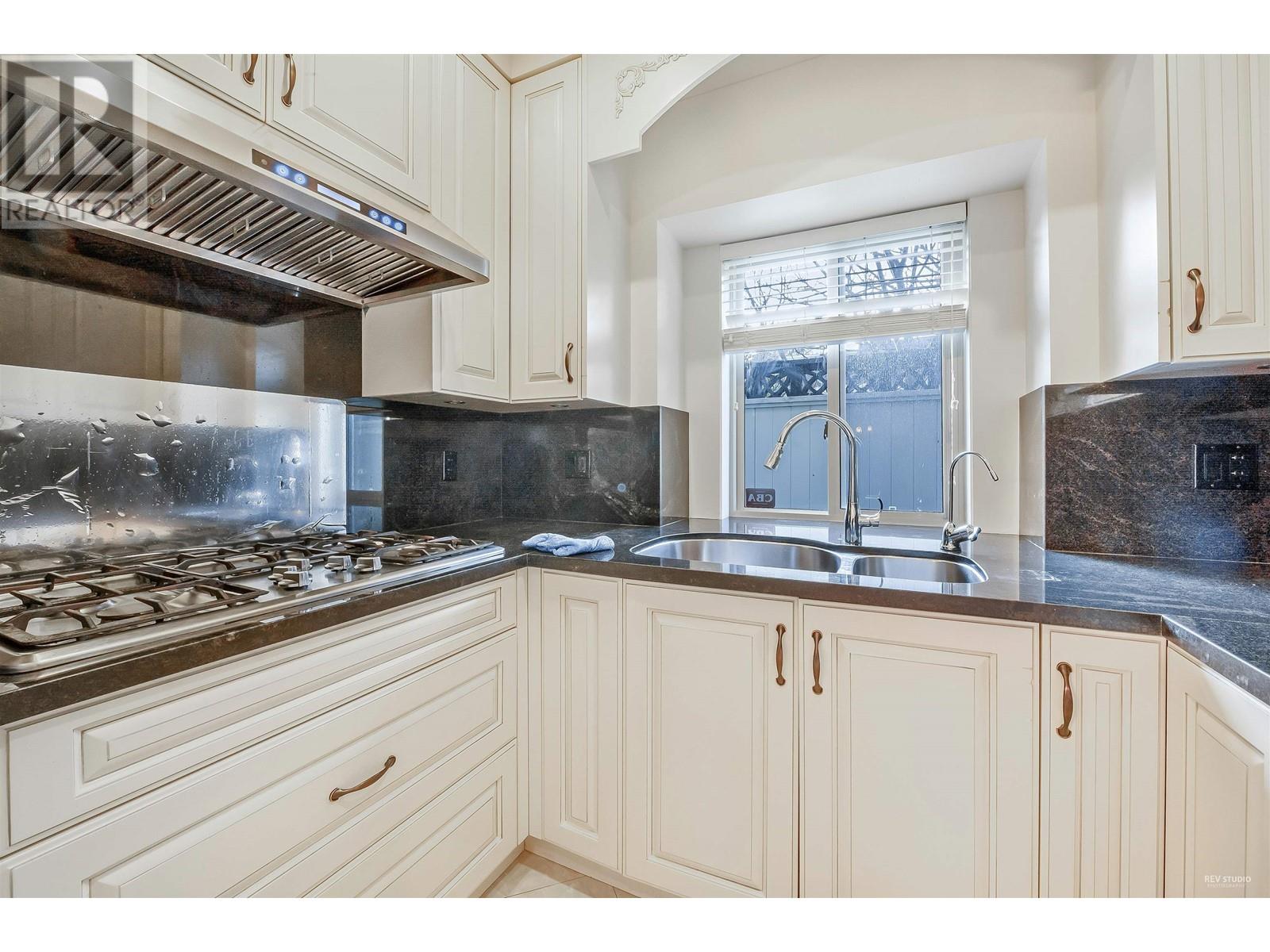 4822 Bond Street, Burnaby, British Columbia  V5H 1H1 - Photo 8 - R2825057