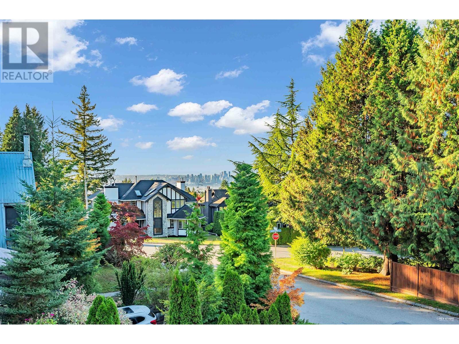 3460 Carnarvon Avenue, North Vancouver, British Columbia  V7N 3K9 - Photo 3 - R2825065