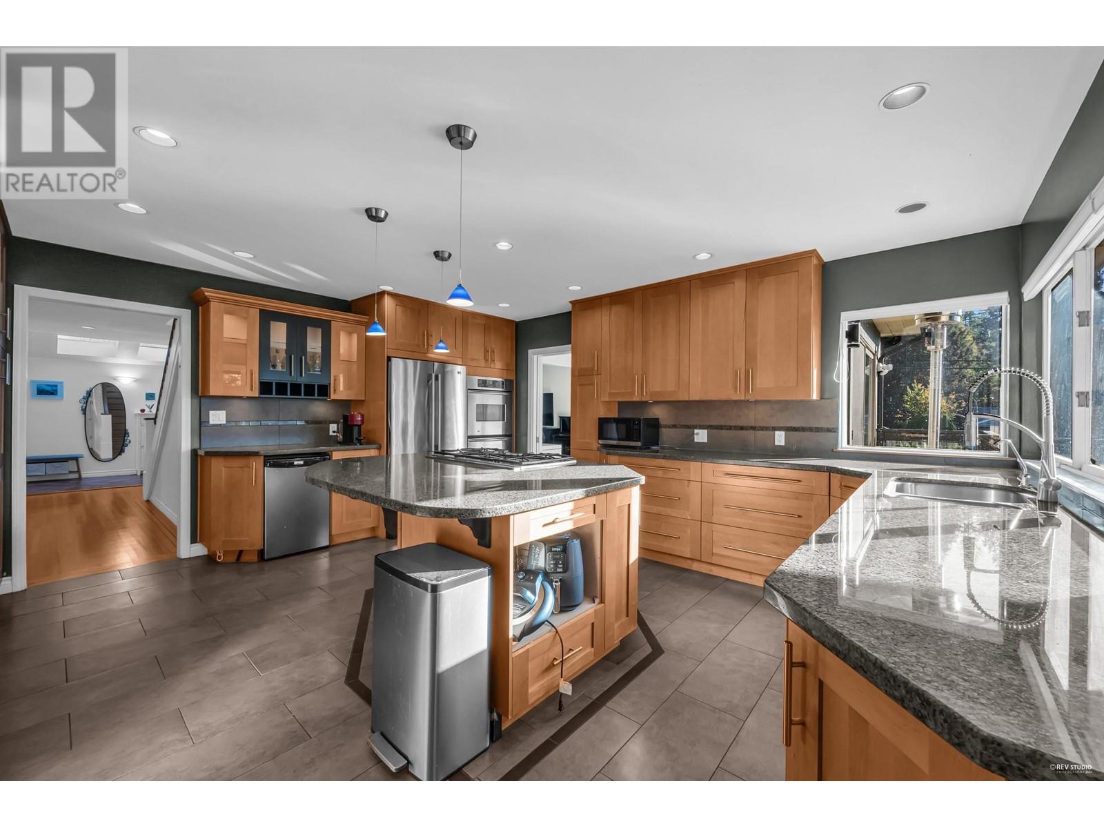 310 Macbeth Crescent, West Vancouver, British Columbia  V7T 1V7 - Photo 9 - R2824819