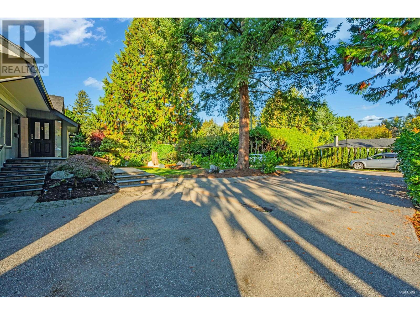 310 Macbeth Crescent, West Vancouver, British Columbia  V7T 1V7 - Photo 3 - R2824819
