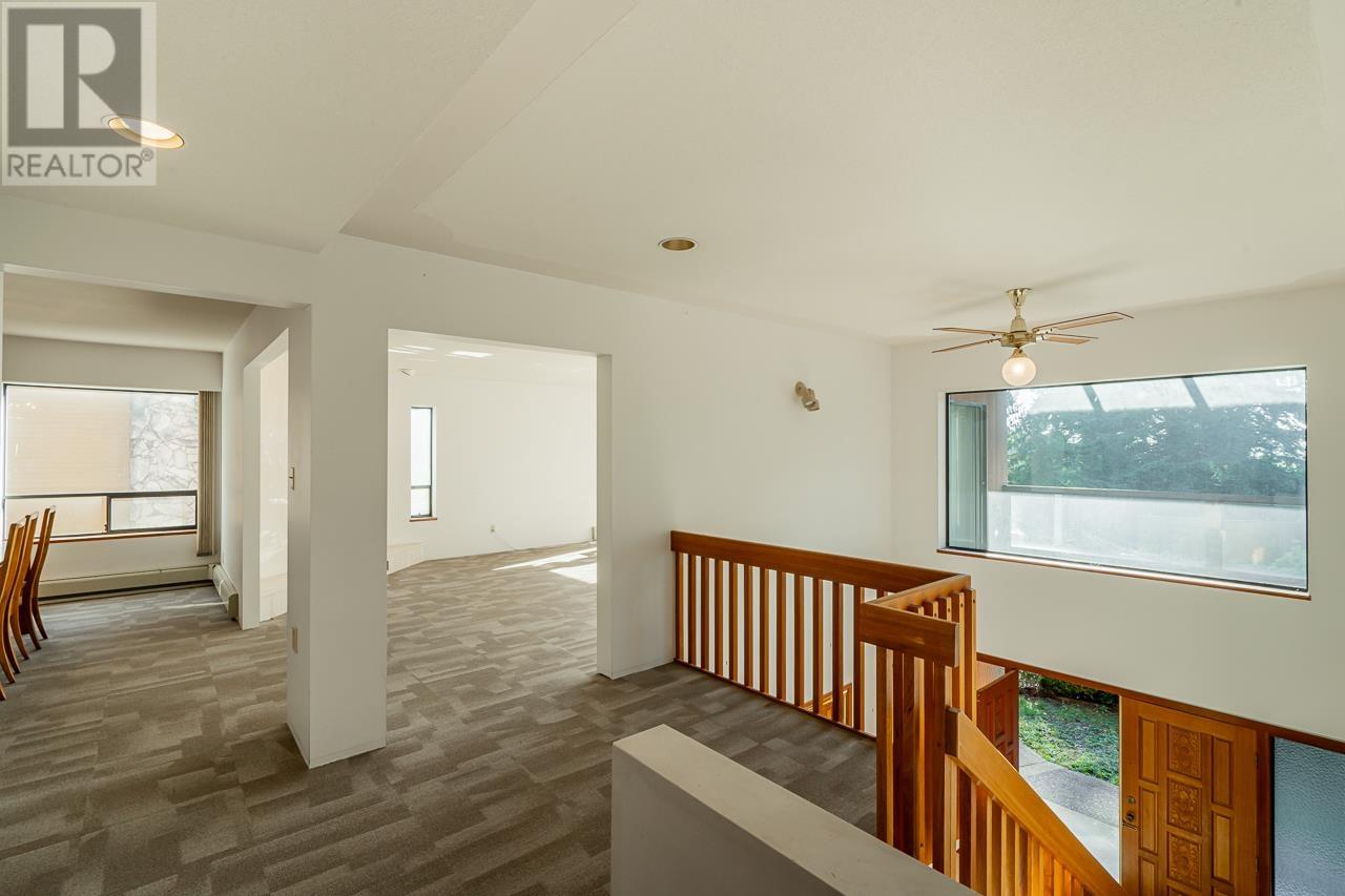 272 Montroyal Boulevard, North Vancouver, British Columbia  V7N 4E5 - Photo 4 - R2824820