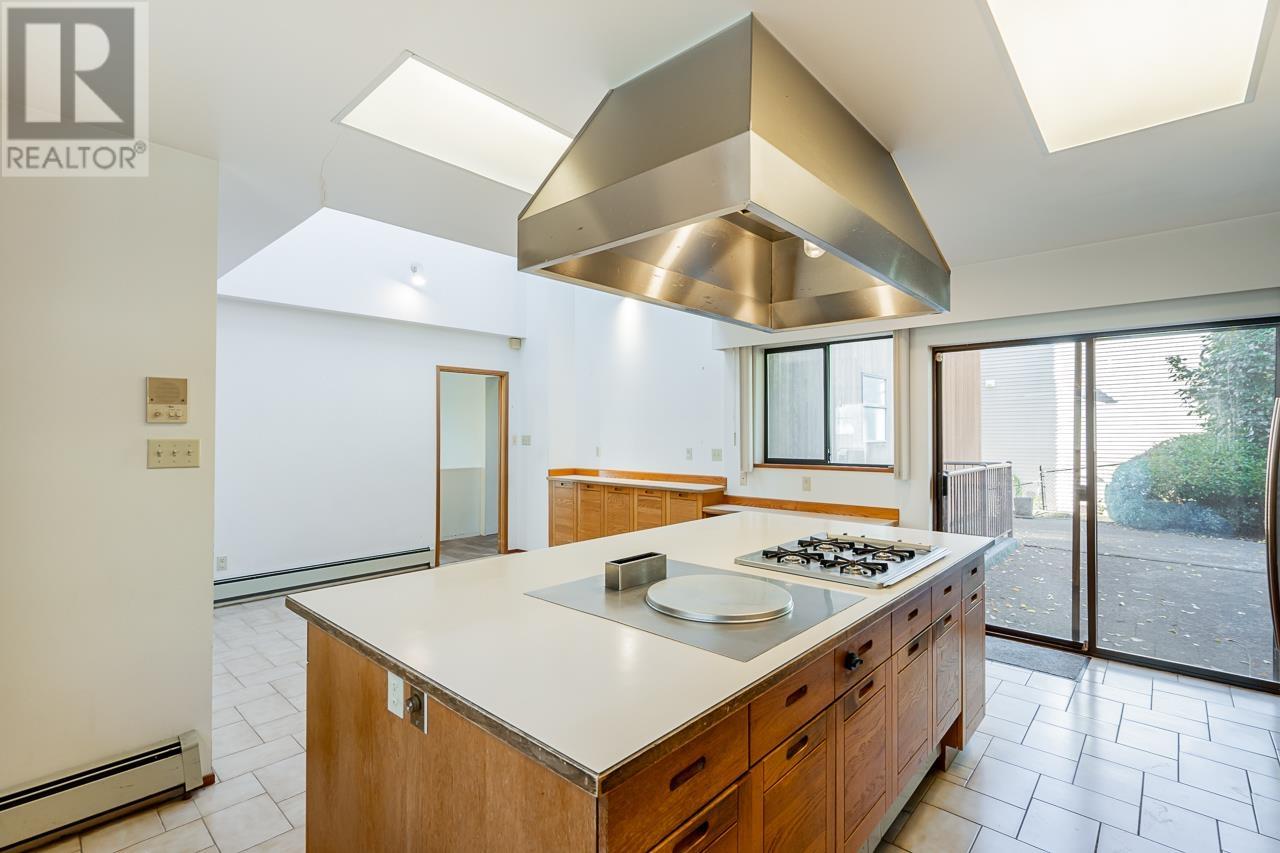272 Montroyal Boulevard, North Vancouver, British Columbia  V7N 4E5 - Photo 11 - R2824820