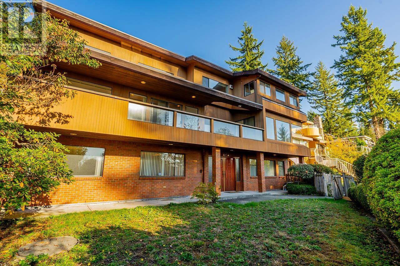 272 Montroyal Boulevard, North Vancouver, British Columbia  V7N 4E5 - Photo 2 - R2824820