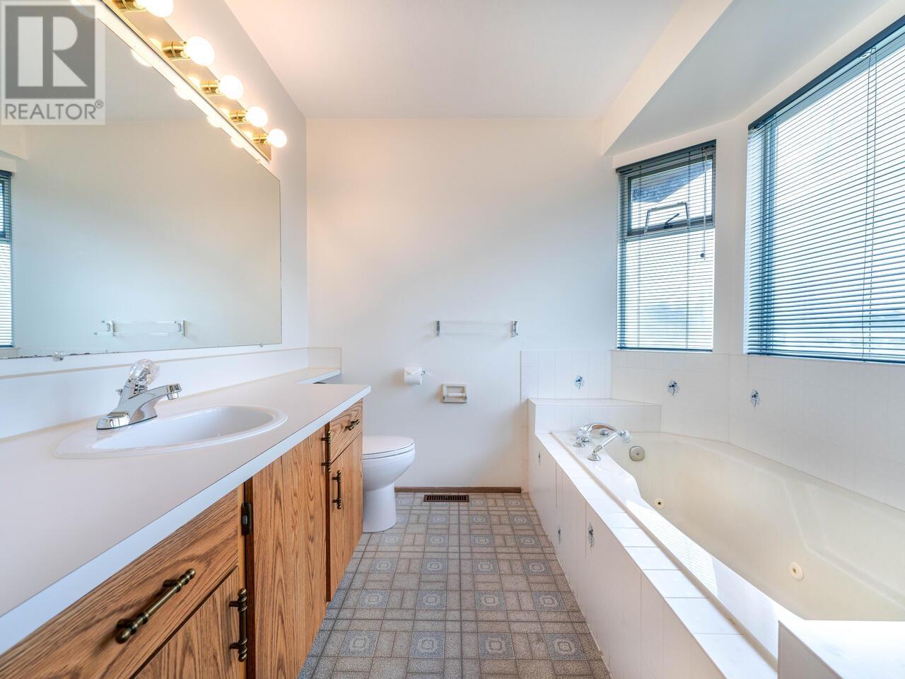 5785 Burns Place, Burnaby, British Columbia  V5H 1W8 - Photo 15 - R2825120
