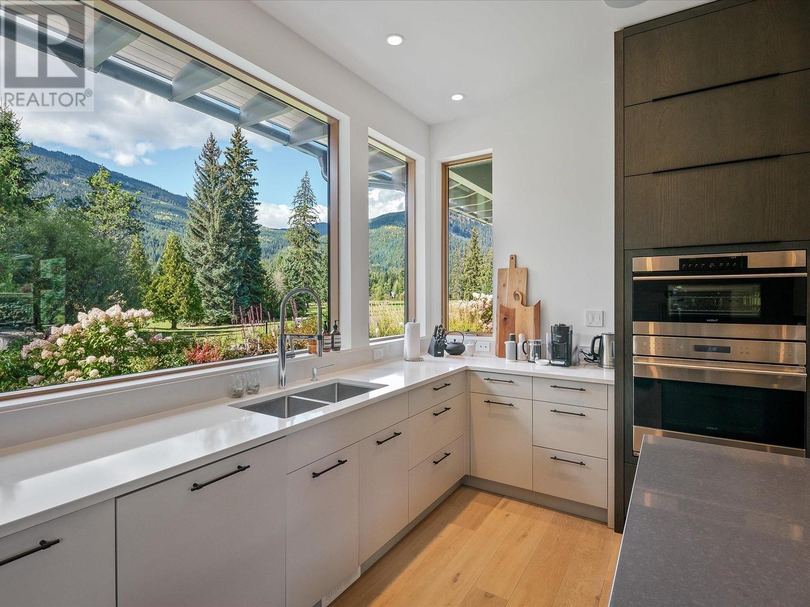 8072 Cypress Place, Whistler, British Columbia  V8E 1J9 - Photo 12 - R2824121