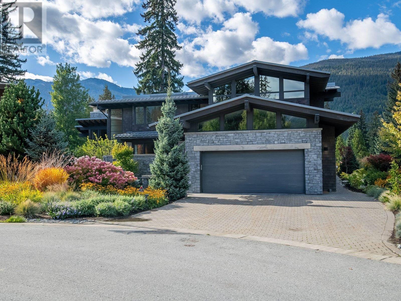 8072 Cypress Place, Whistler, British Columbia  V8E 1J9 - Photo 2 - R2824121