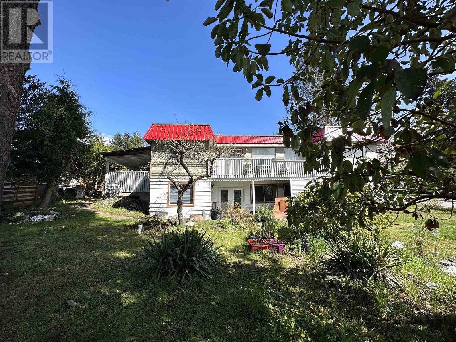 5197 Radcliffe Road, Sechelt, British Columbia  V7Z 0C1 - Photo 2 - R2825235