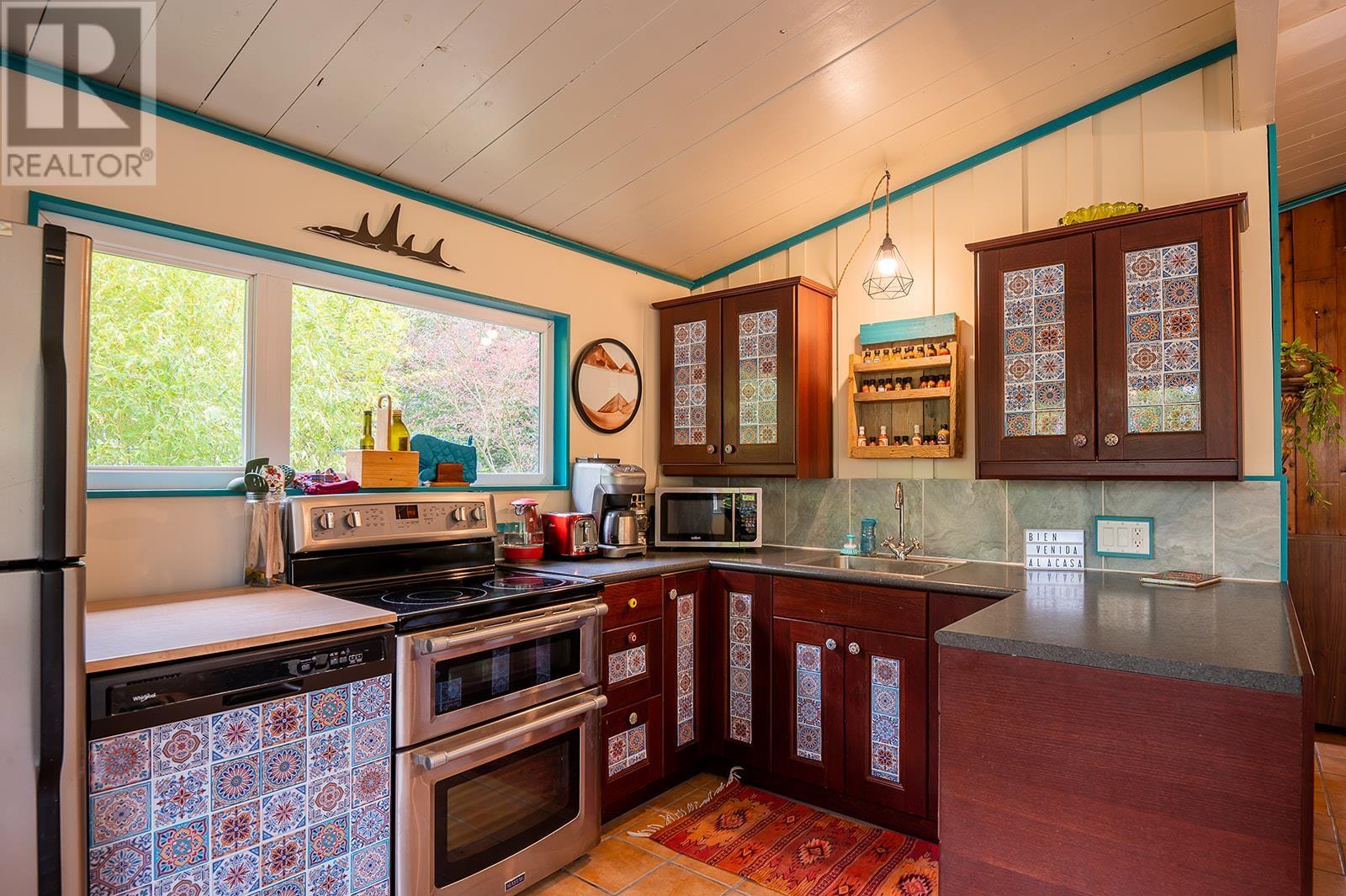 5717 Porpoise Bay Road, Sechelt, British Columbia  V0N 3A0 - Photo 13 - R2825275