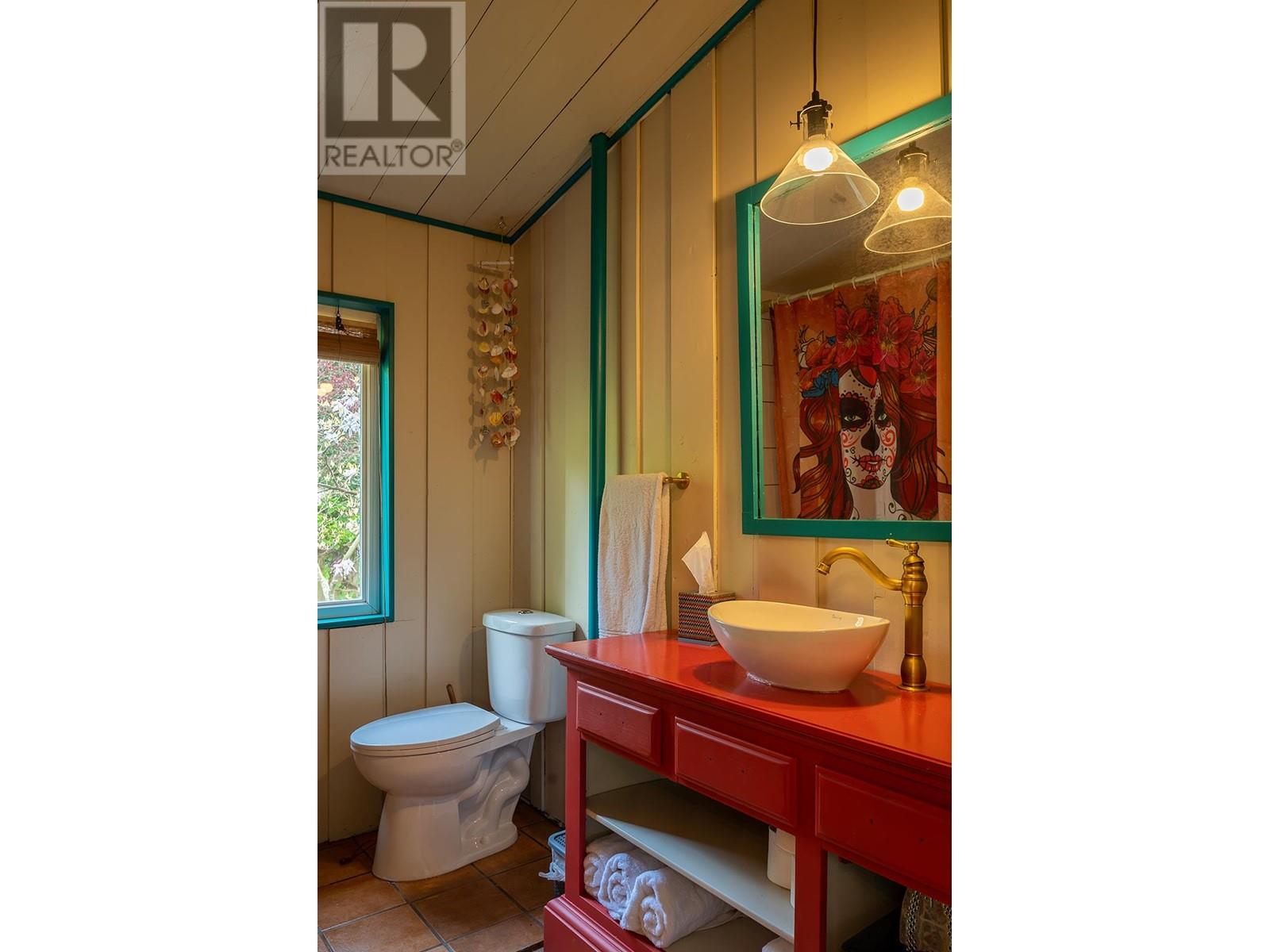 5717 Porpoise Bay Road, Sechelt, British Columbia  V0N 3A0 - Photo 15 - R2825275
