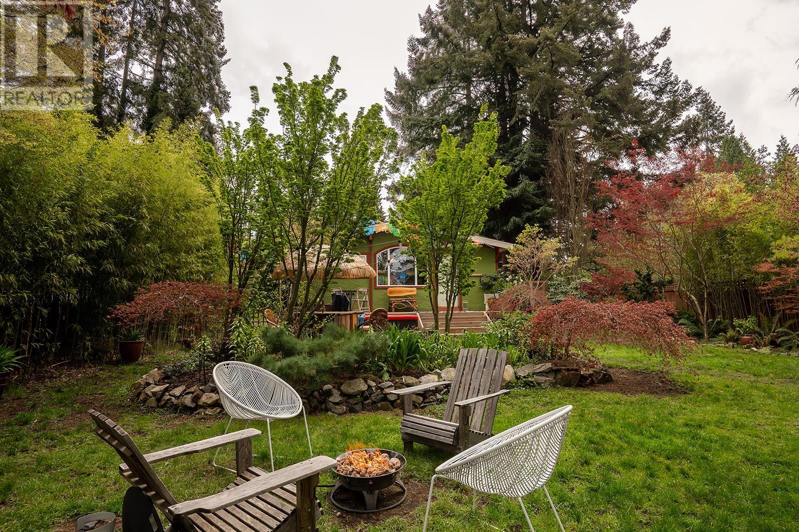 5717 Porpoise Bay Road, Sechelt, British Columbia  V0N 3A0 - Photo 2 - R2825275