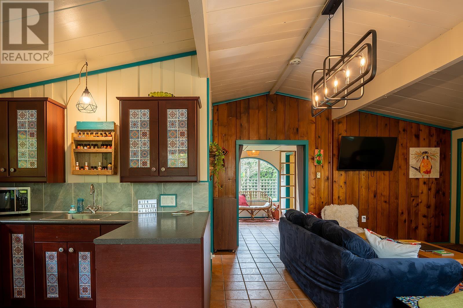 5717 Porpoise Bay Road, Sechelt, British Columbia  V0N 3A0 - Photo 5 - R2825275