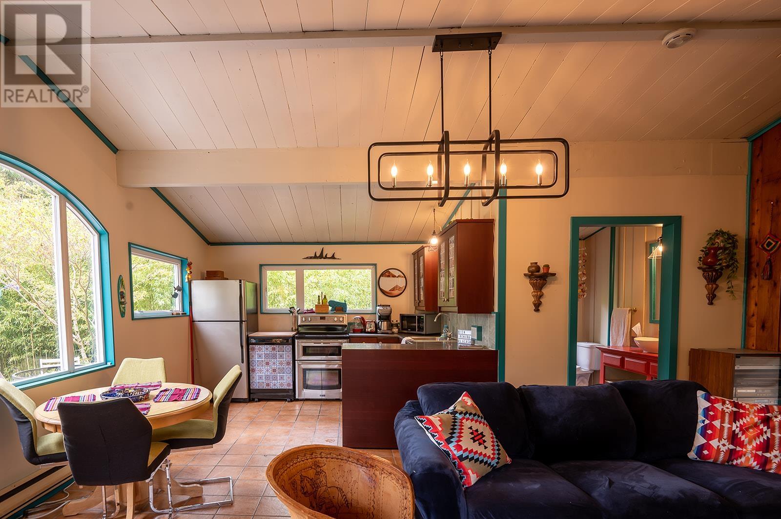 5717 Porpoise Bay Road, Sechelt, British Columbia  V0N 3A0 - Photo 7 - R2825275