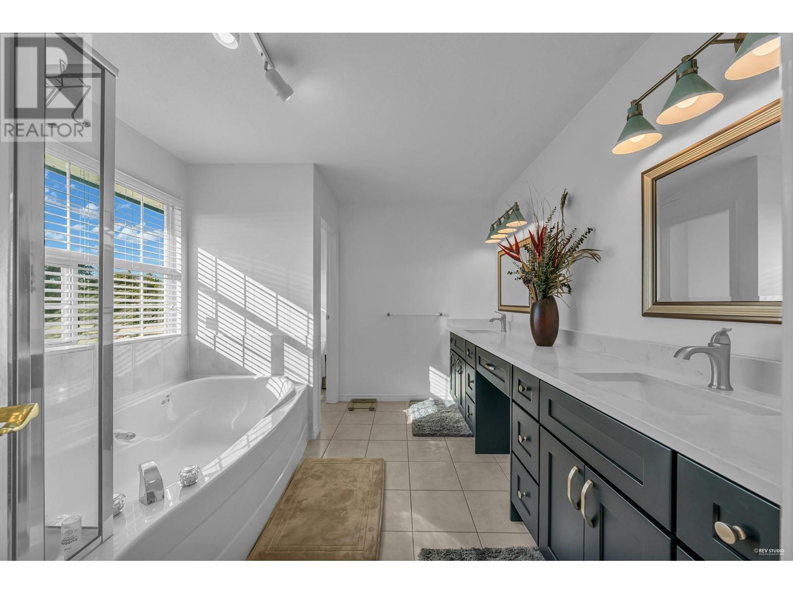 3088 Cardinal Court, Coquitlam, British Columbia  V3E 3C4 - Photo 3 - R2824014