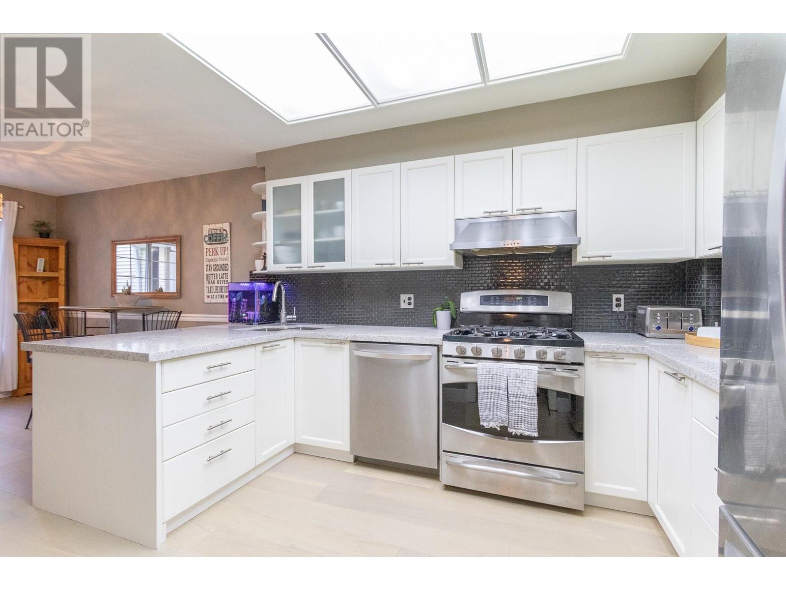 4 3939 Indian River Drive, North Vancouver, British Columbia  V7G 2P5 - Photo 5 - R2823550