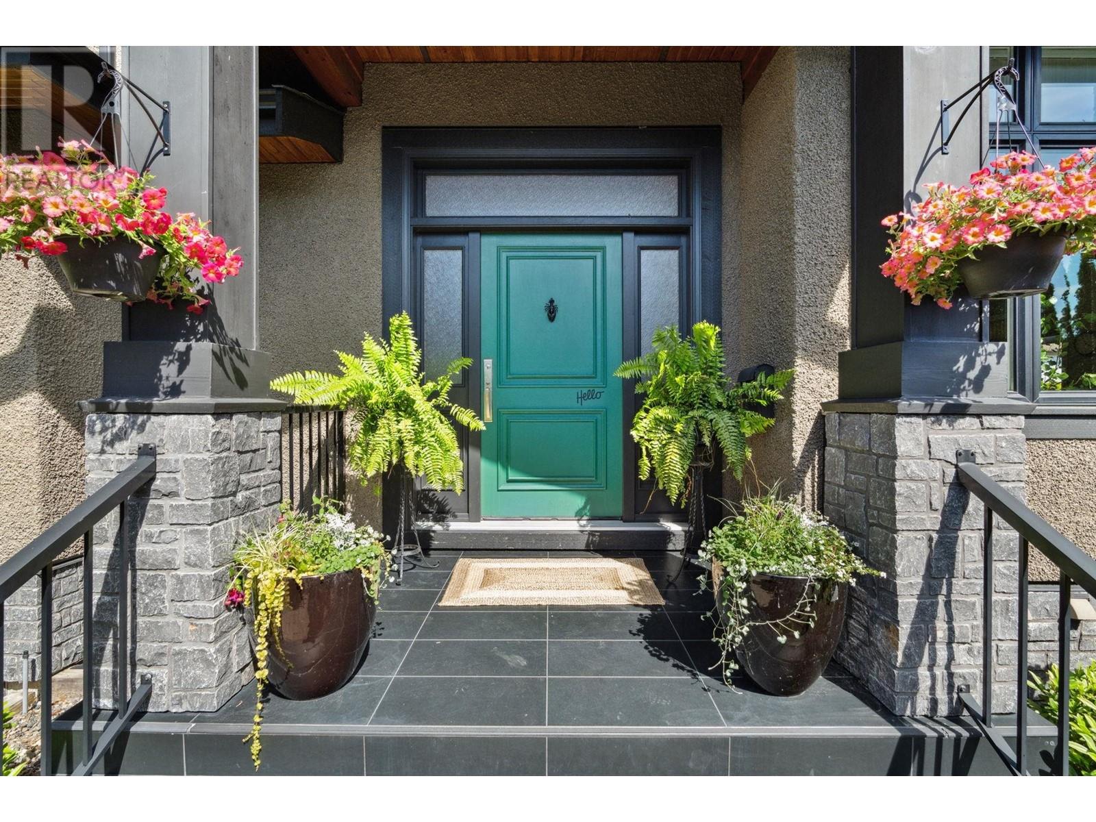 4020 Glenview Crescent, North Vancouver, British Columbia  V7R 3G4 - Photo 2 - R2825308