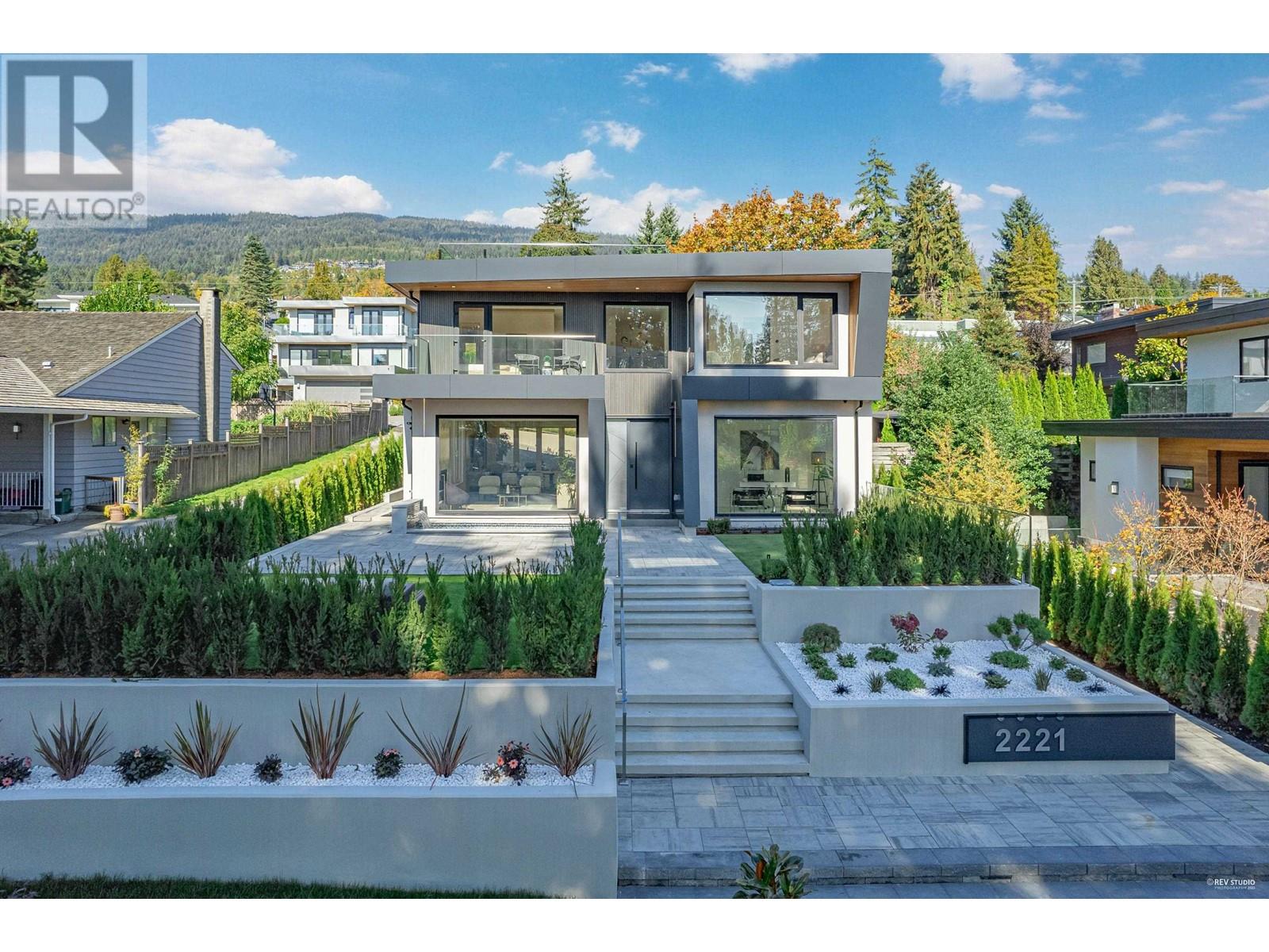 2221 Kings Avenue, West Vancouver, British Columbia  V7V 2C1 - Photo 3 - R2825335