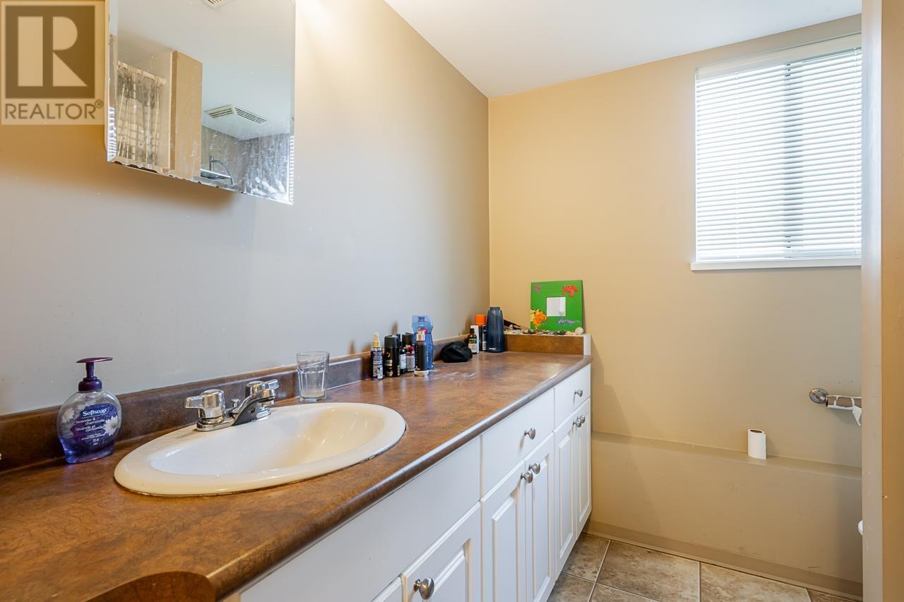 6975 Aubrey Street, Burnaby, British Columbia  V5B 2E4 - Photo 7 - R2825334