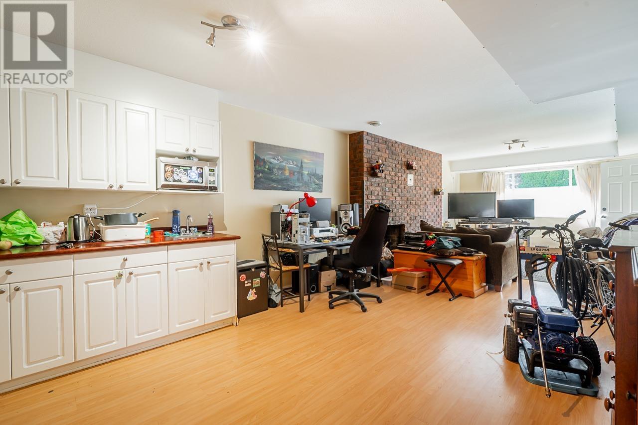 6975 Aubrey Street, Burnaby, British Columbia  V5B 2E4 - Photo 6 - R2825334