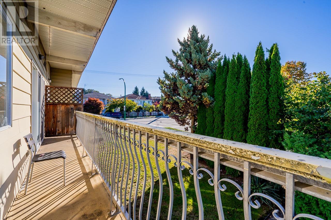 6975 Aubrey Street, Burnaby, British Columbia  V5B 2E4 - Photo 11 - R2825334