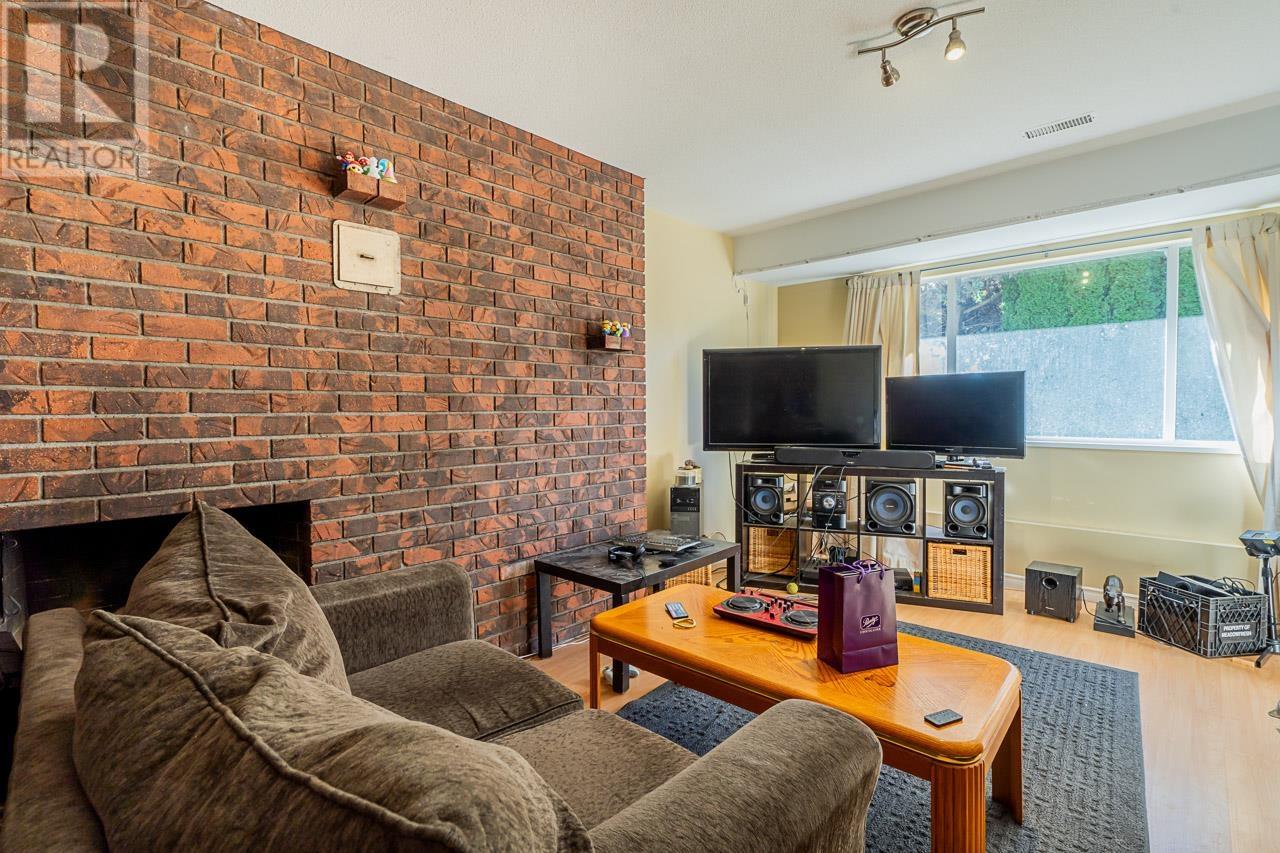 6975 Aubrey Street, Burnaby, British Columbia  V5B 2E4 - Photo 5 - R2825334