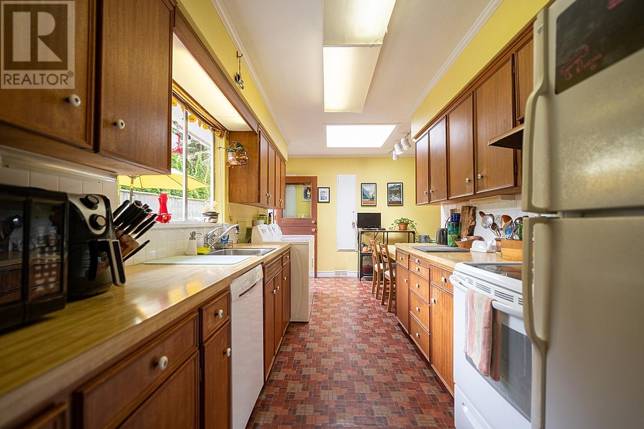 5075 Howe Sound Lane, West Vancouver, British Columbia  V7W 1L4 - Photo 9 - R2825452