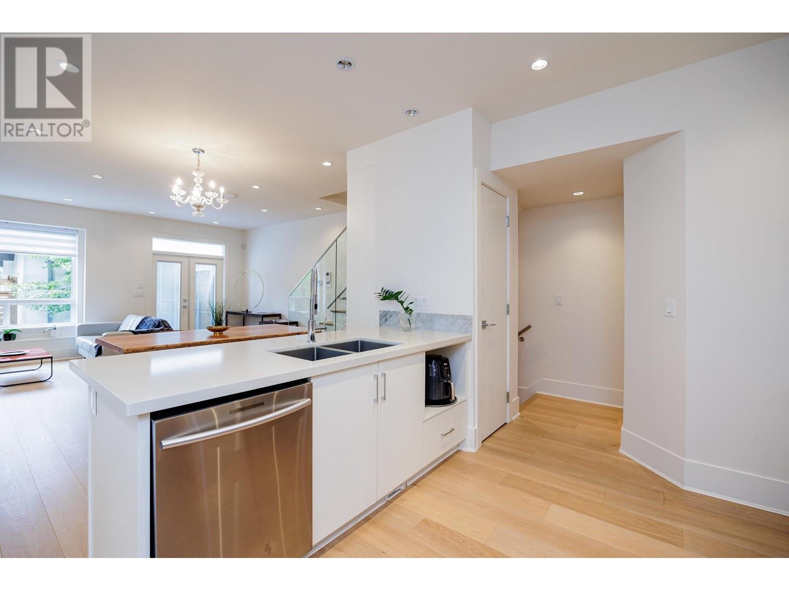 228 E 12th Street, North Vancouver, British Columbia  V7L 2J6 - Photo 5 - R2817542
