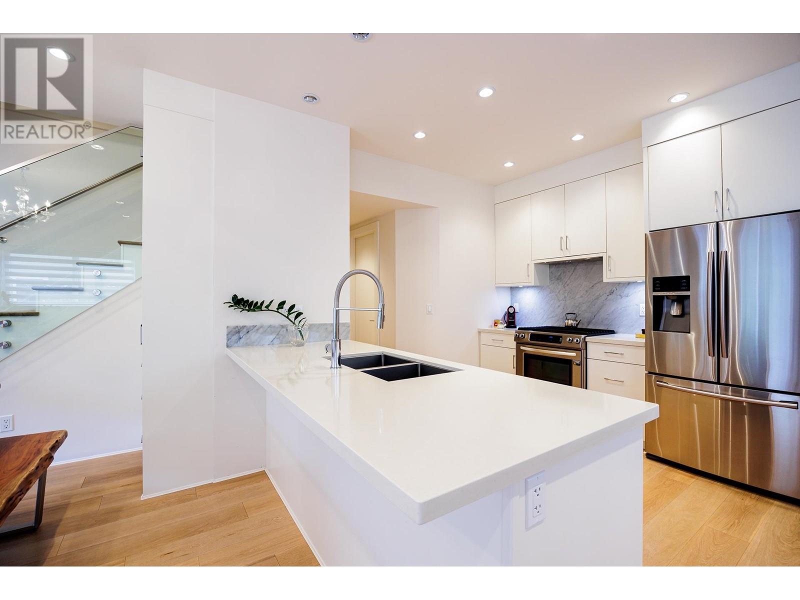228 E 12th Street, North Vancouver, British Columbia  V7L 2J6 - Photo 2 - R2817542