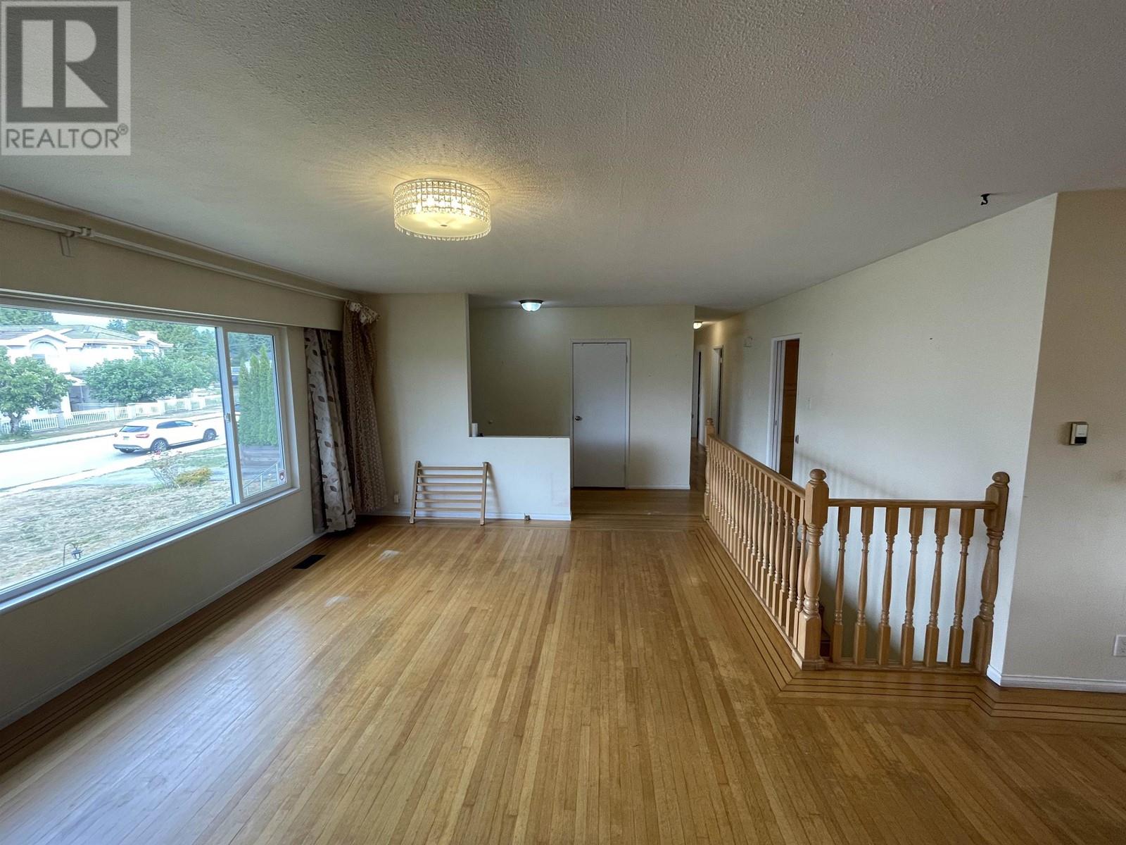 6916 Union Street, Burnaby, British Columbia  V5B 1X5 - Photo 4 - R2825383