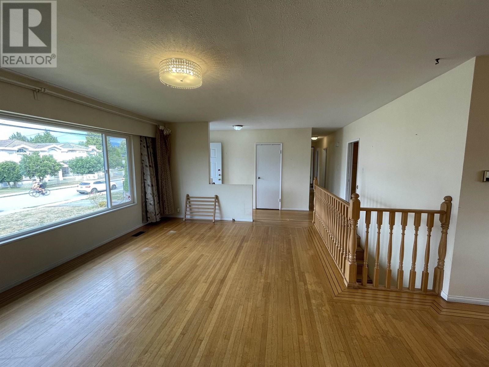 6916 Union Street, Burnaby, British Columbia  V5B 1X5 - Photo 11 - R2825383