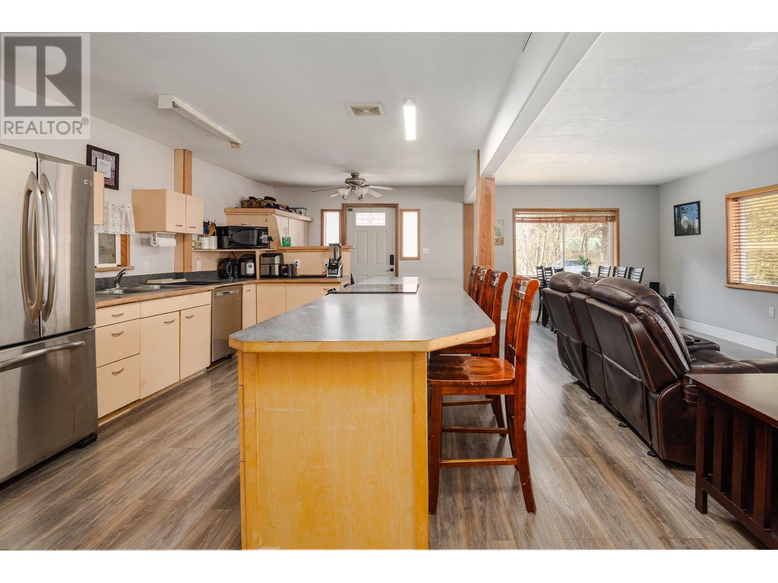 23 Bracken Parkway, Squamish, British Columbia  V0N 1T0 - Photo 2 - R2825707