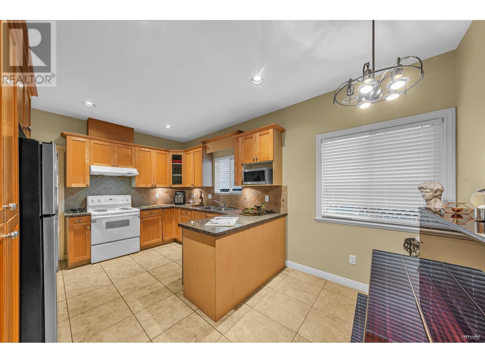4551 Ellerton Court, Burnaby, British Columbia  V5H 1E1 - Photo 6 - R2824649