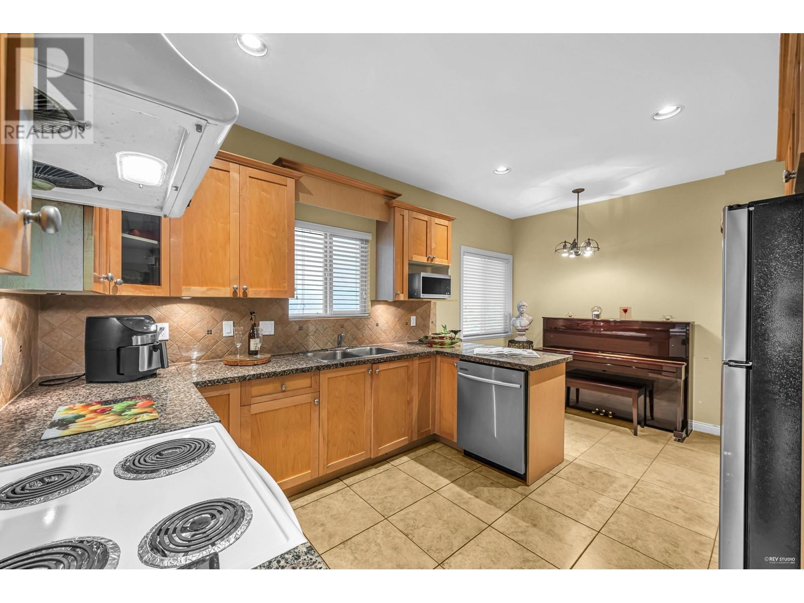 4551 Ellerton Court, Burnaby, British Columbia  V5H 1E1 - Photo 2 - R2824649