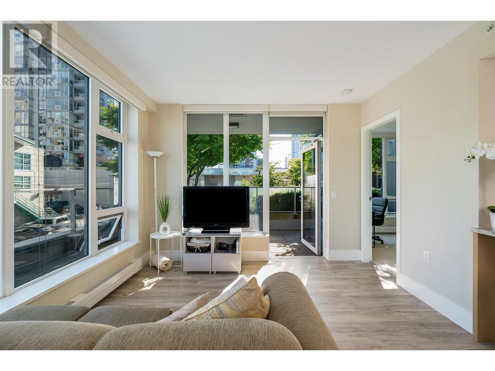 201 150 W 15th Street, North Vancouver, British Columbia  V7M 0C4 - Photo 3 - R2825021