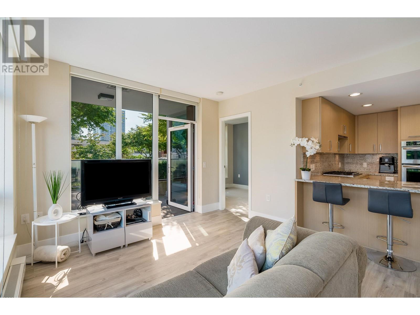 201 150 W 15th Street, North Vancouver, British Columbia  V7M 0C4 - Photo 4 - R2825021