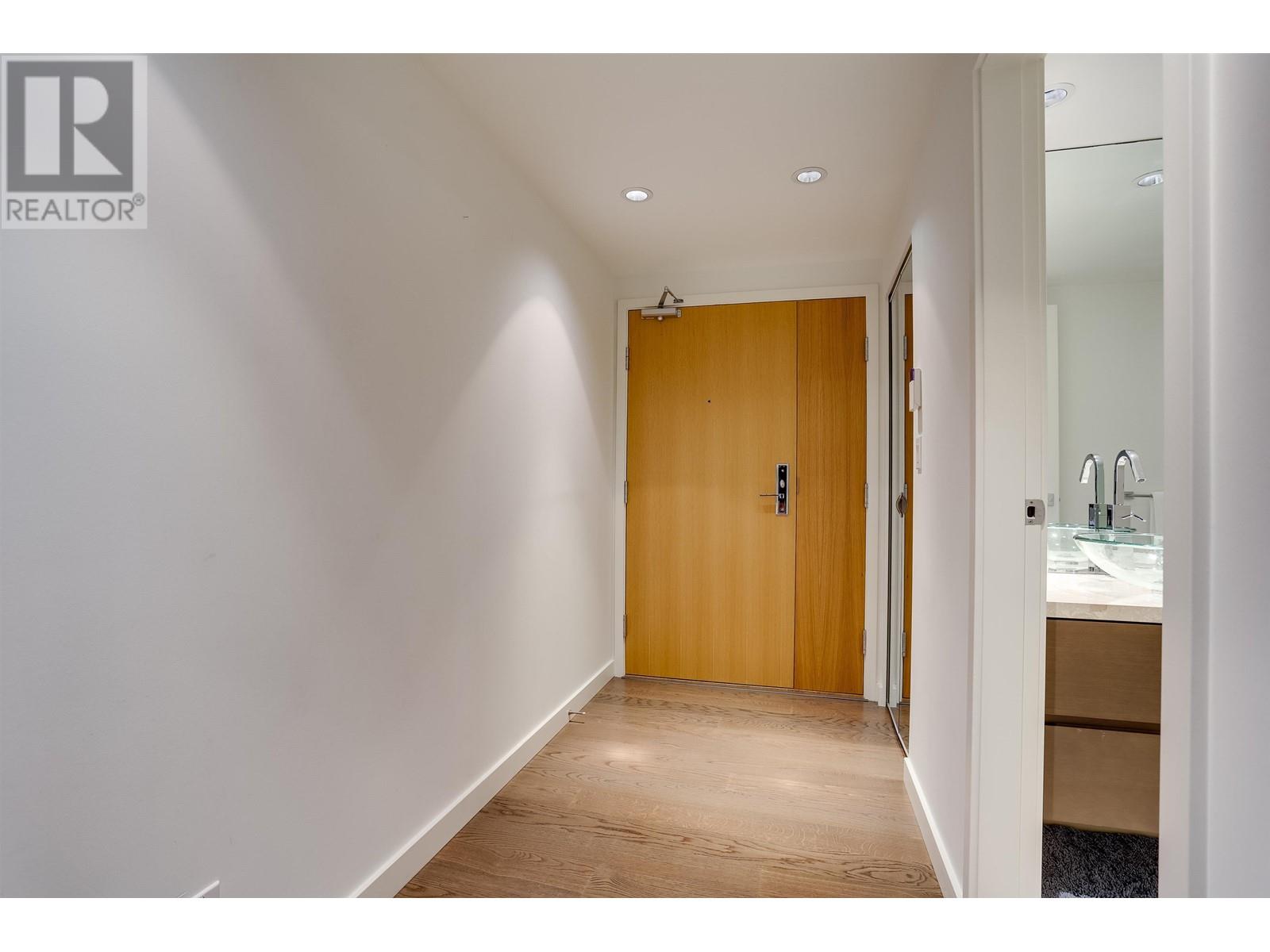 803 8 Smithe Mews, Vancouver, British Columbia  V6B 0A5 - Photo 2 - R2824624