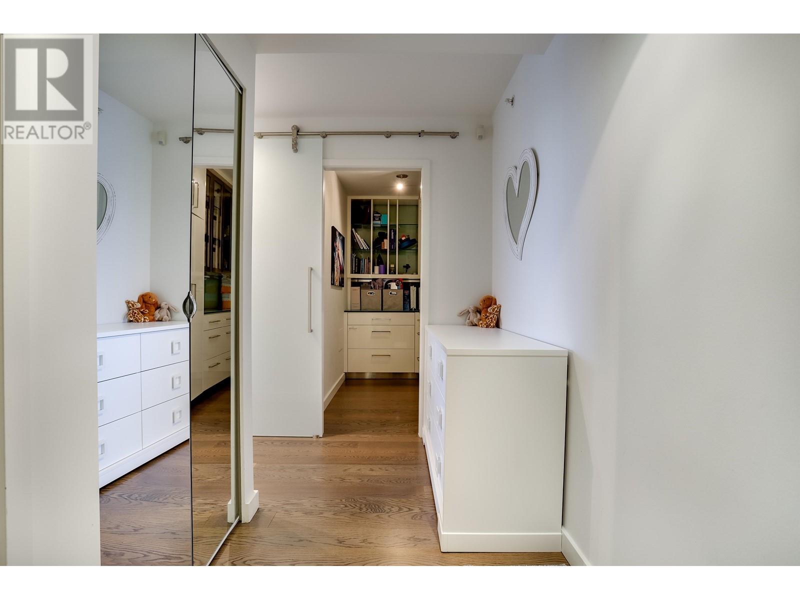 803 8 Smithe Mews, Vancouver, British Columbia  V6B 0A5 - Photo 3 - R2824624