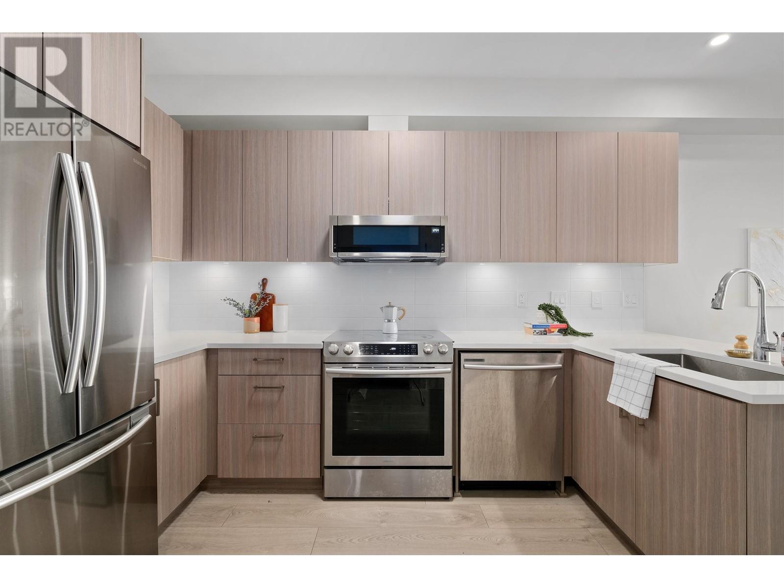 206 1633 Tatlow Avenue, North Vancouver, British Columbia  V7P 2Z8 - Photo 3 - R2825767