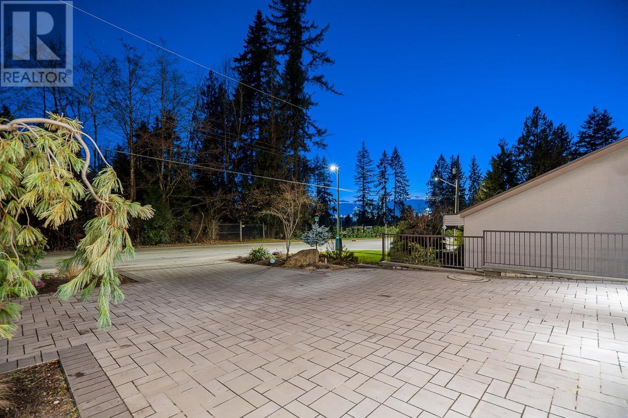 757 Foster Avenue, Coquitlam, British Columbia  V3J 2L8 - Photo 5 - R2825622