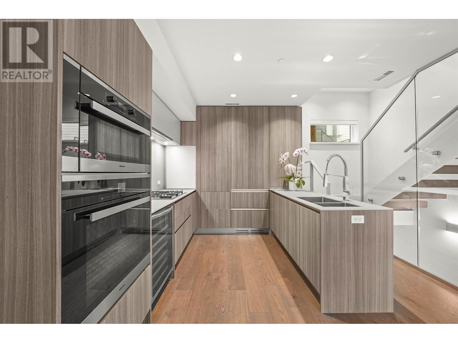 152 W WOODSTOCK AVENUE, vancouver, British Columbia