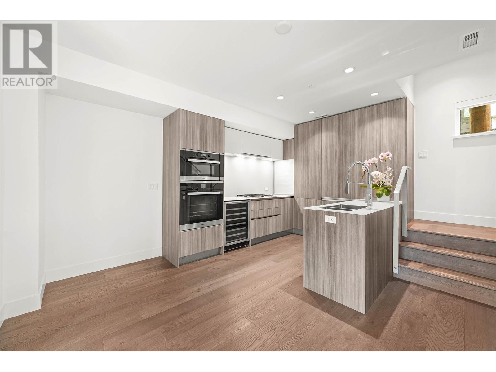 152 W Woodstock Avenue, Vancouver, British Columbia  V5Y 0N1 - Photo 11 - R2825877