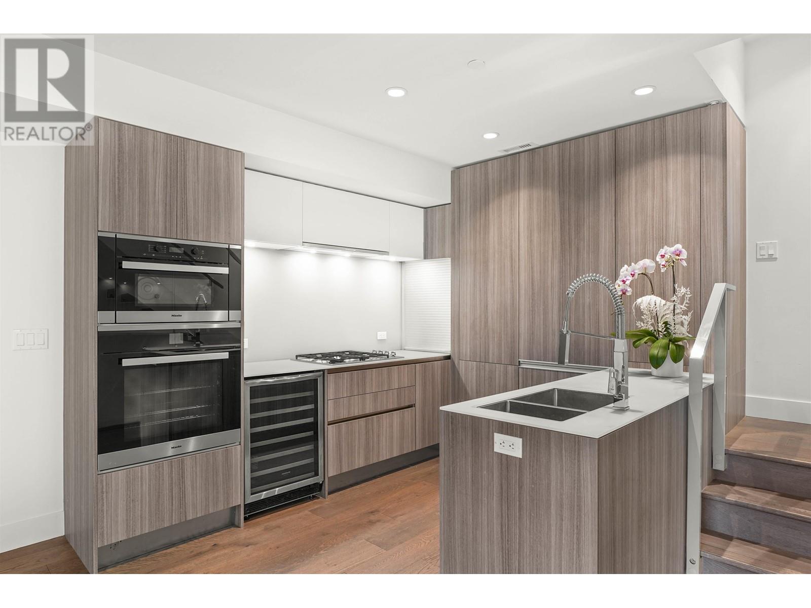 152 W Woodstock Avenue, Vancouver, British Columbia  V5Y 0N1 - Photo 6 - R2825877
