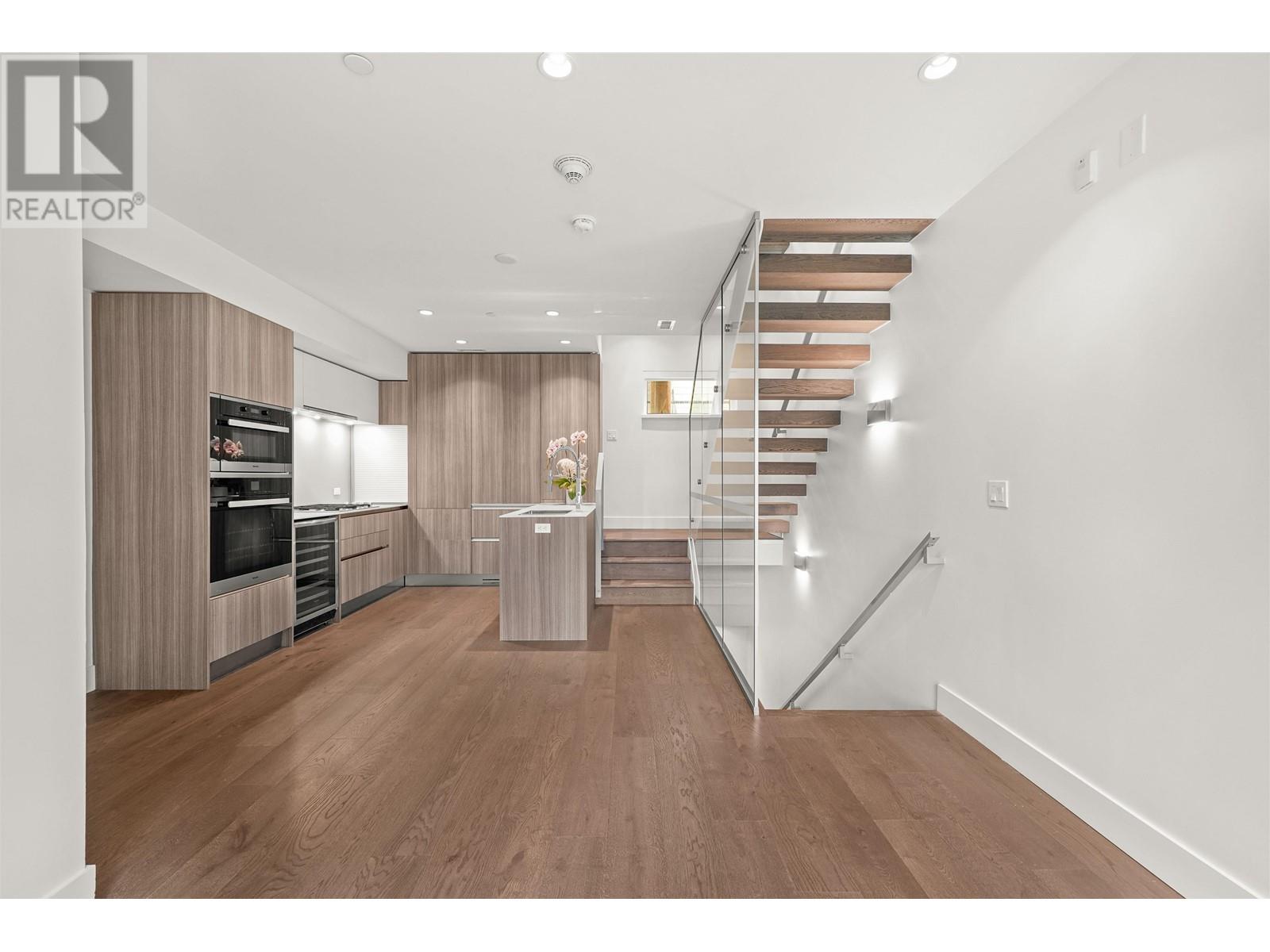 152 W Woodstock Avenue, Vancouver, British Columbia  V5Y 0N1 - Photo 9 - R2825877