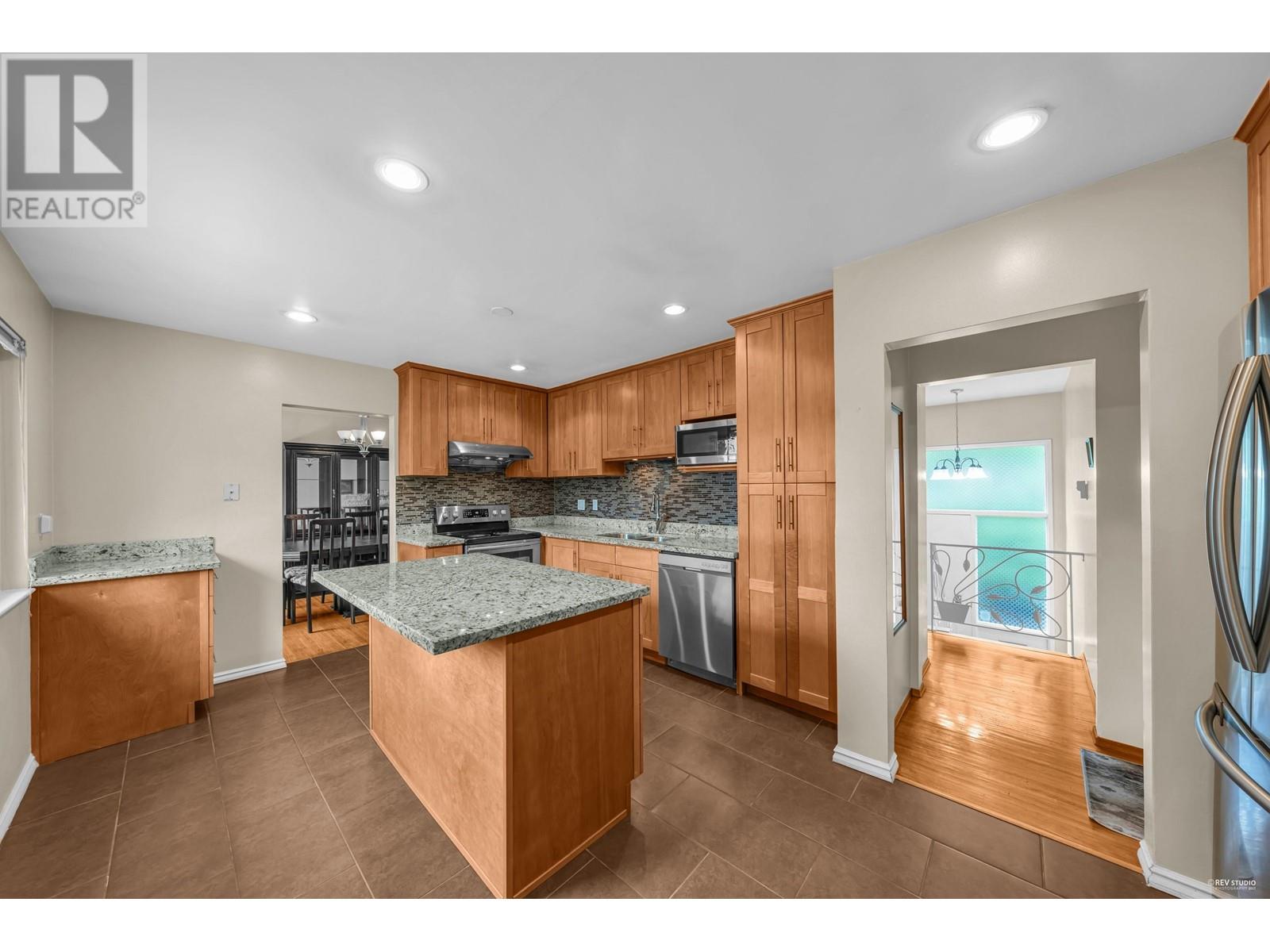 2106 Mountain Highway, North Vancouver, British Columbia  V7J 2M9 - Photo 3 - R2825838