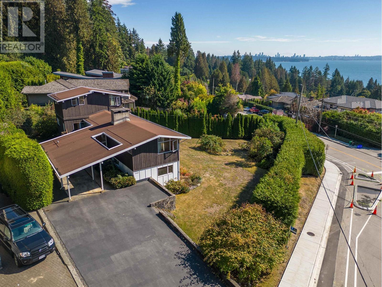 3204 Thompson Crescent, West Vancouver, British Columbia  V7V 3E5 - Photo 2 - R2825939