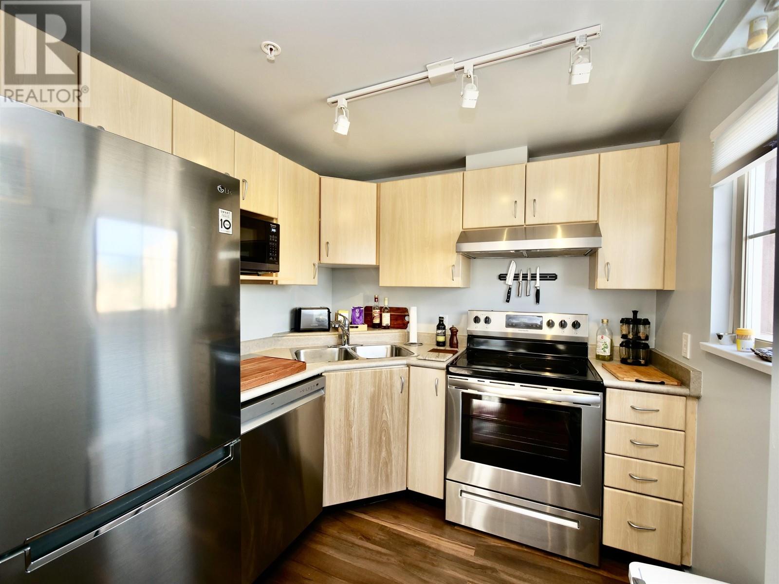 1103 121 W 15th Street, North Vancouver, British Columbia  V7M 1R8 - Photo 5 - R2824785