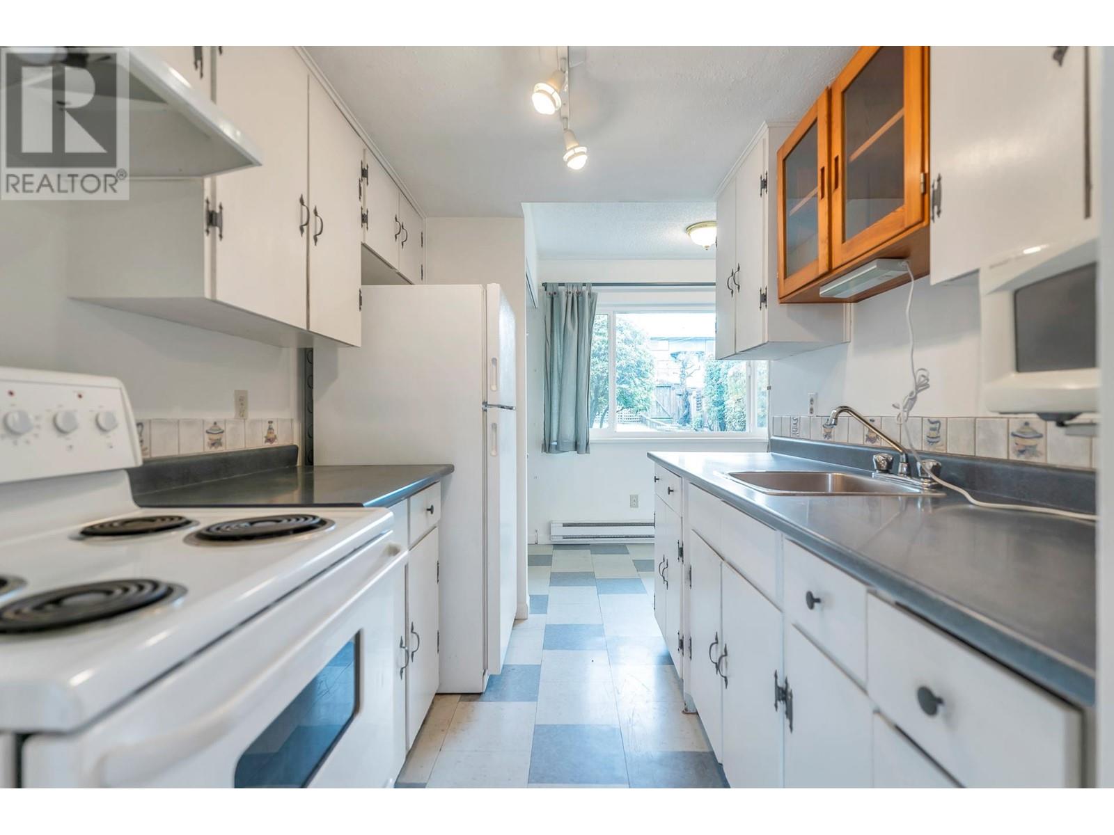 1128 Rochester Avenue, Coquitlam, British Columbia  V3K 2X4 - Photo 10 - R2825979