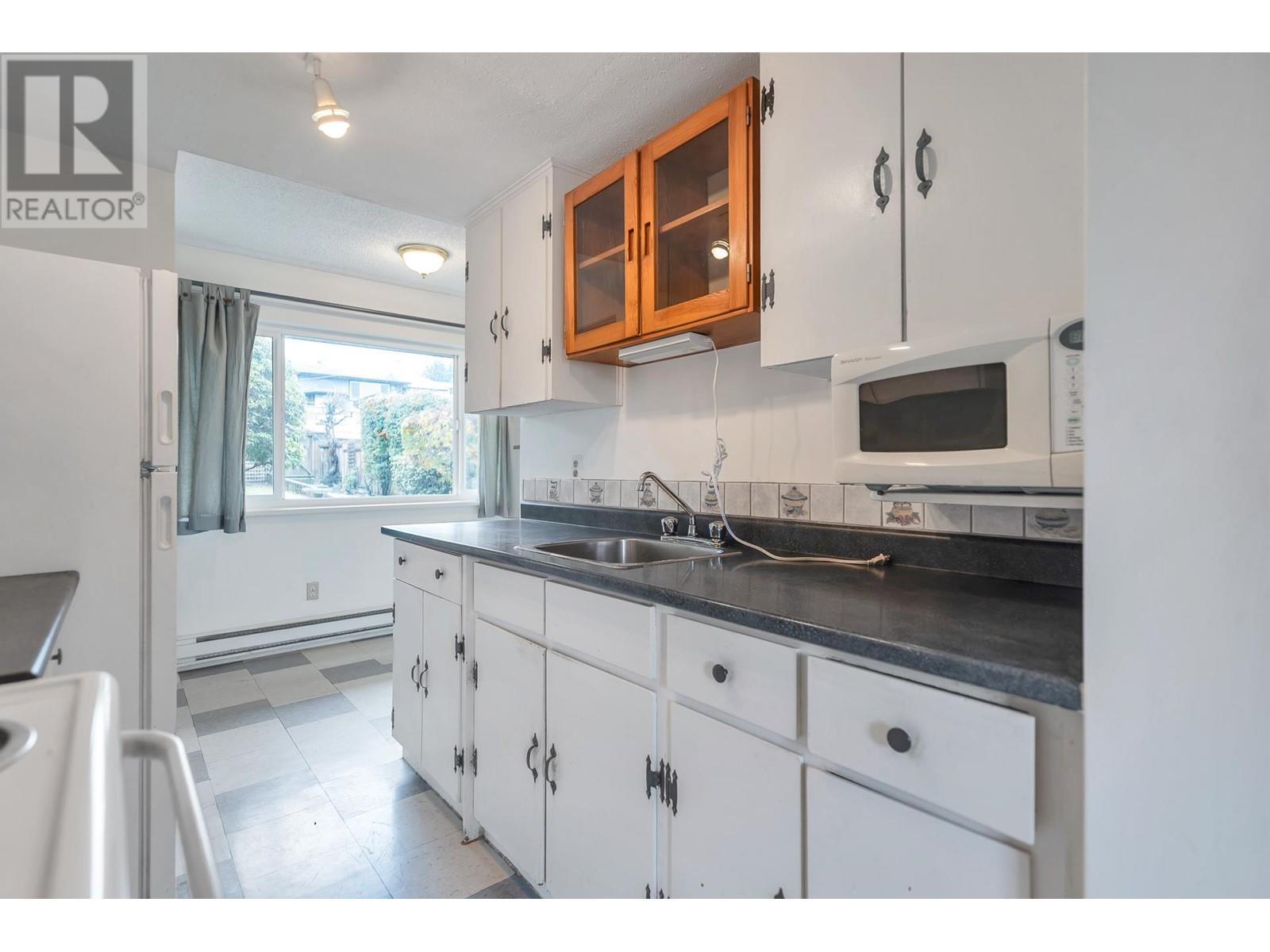 1128 Rochester Avenue, Coquitlam, British Columbia  V3K 2X4 - Photo 9 - R2825979