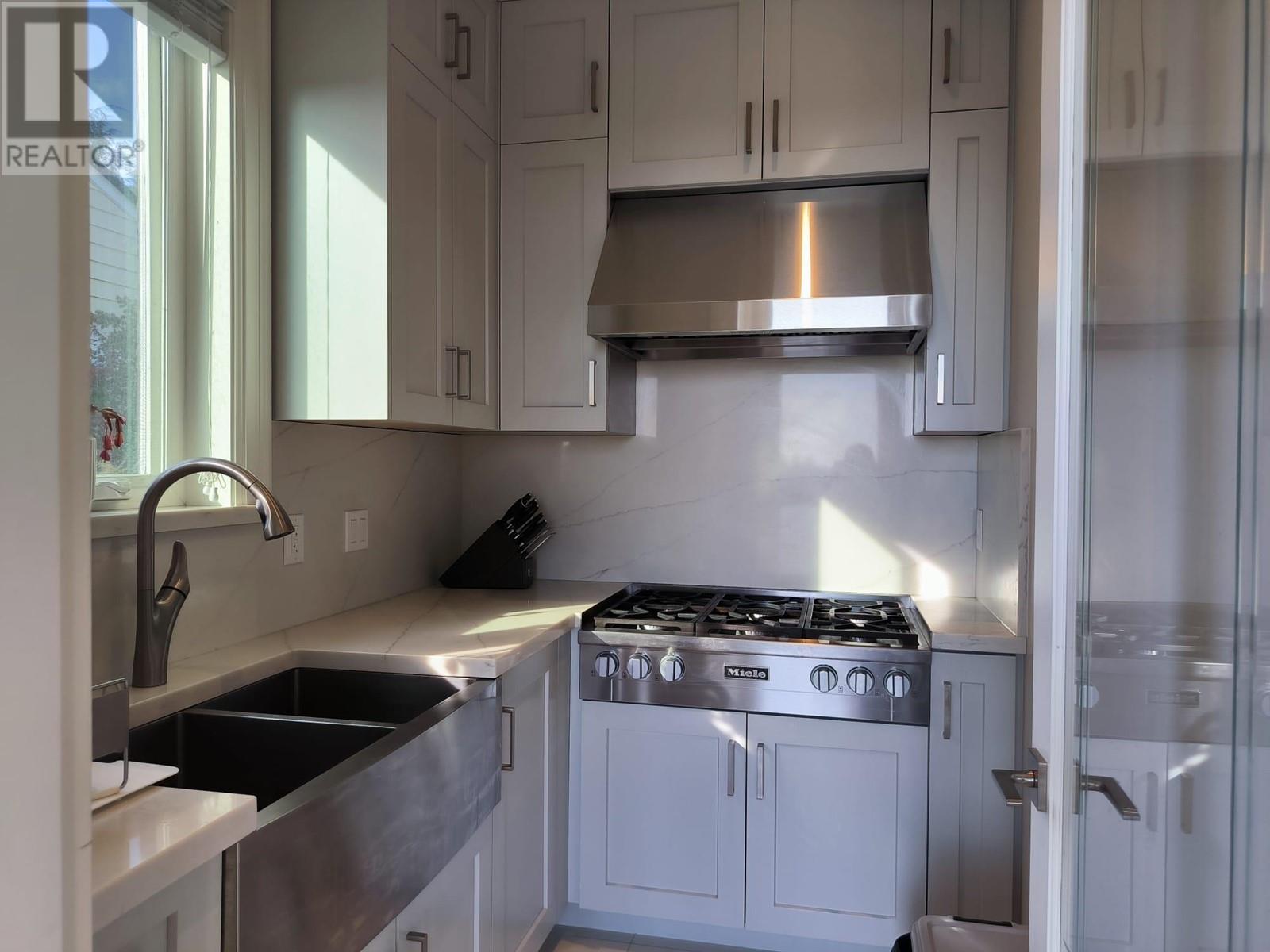 5470 Carson Street, Burnaby, British Columbia  V5J 2Z2 - Photo 14 - R2820287